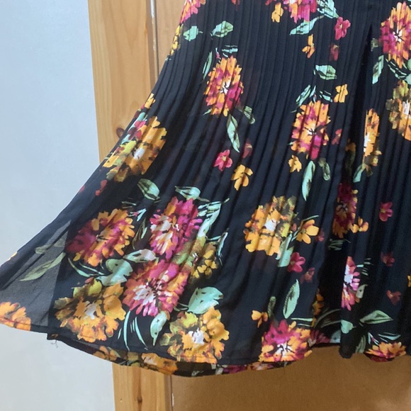 Sleeveless V-neck flowy Top - floral - Picture 4 of 5